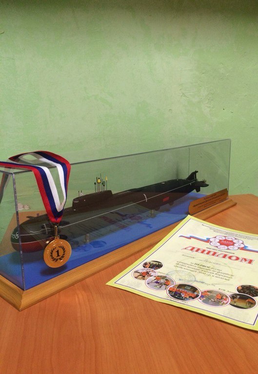 Кубок за победу в турнире "Кубок Коркина", выполненный в виде копии АПЛ "Курск"